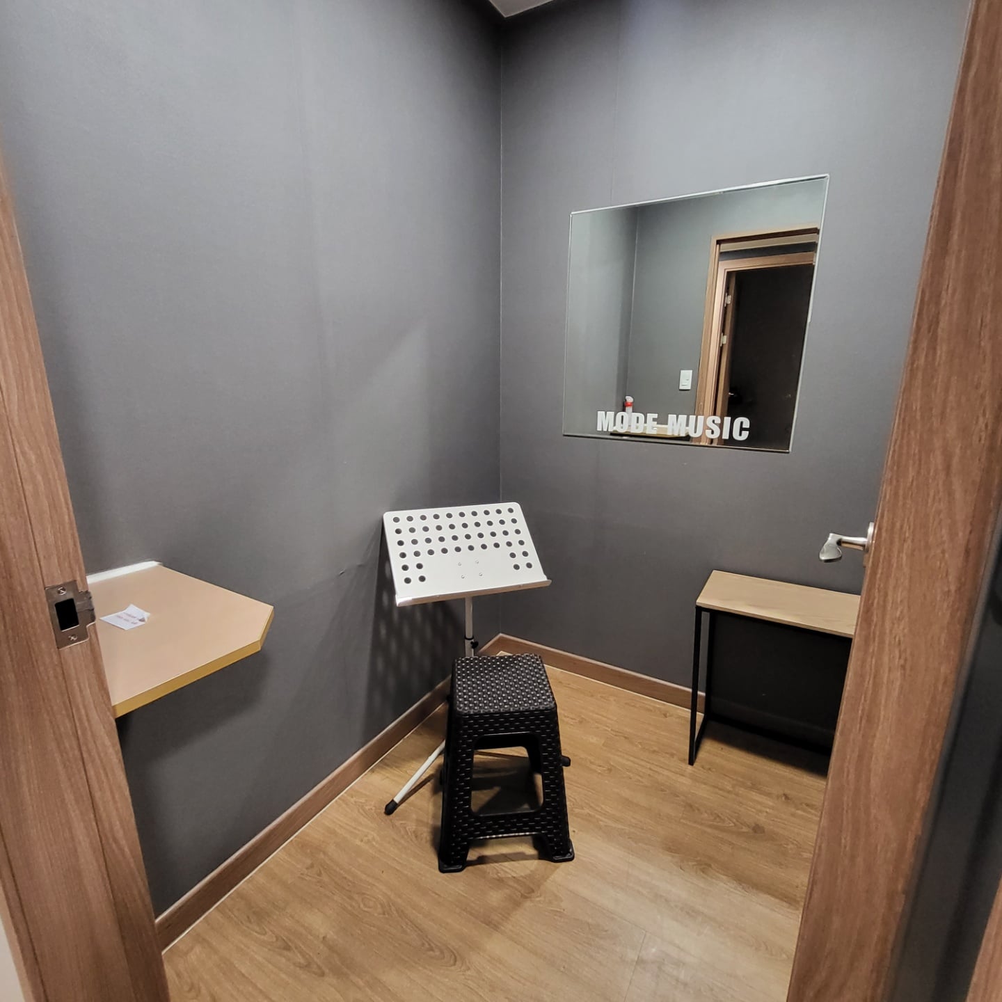 2층 연습실-4(보면대).jpg