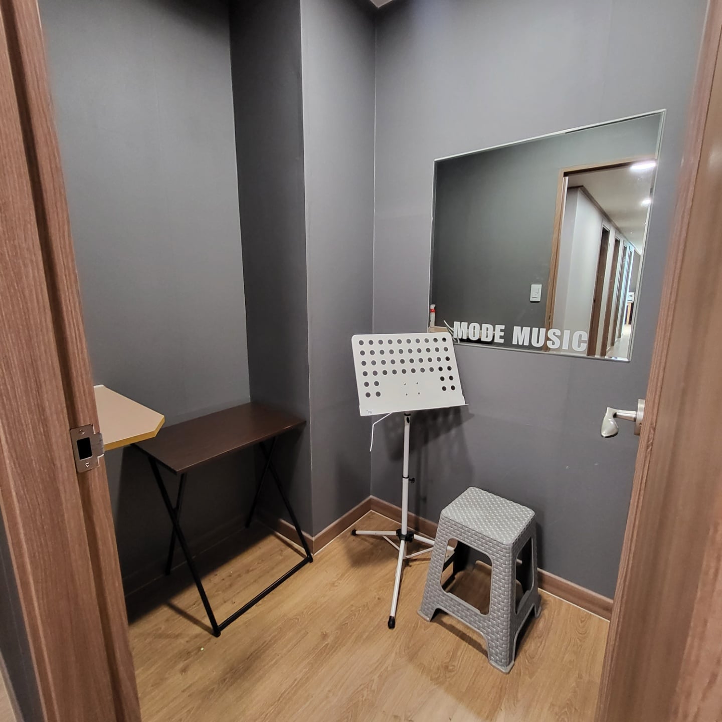 2층 연습실-3(보면대).jpg